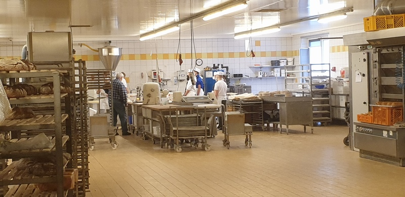 Foto Konfirmanden beim Brotbacken in der Bäckerei Schwab