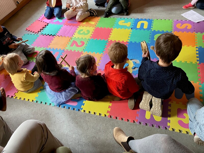 Kinder im Kindergottesdienst mit Instrumenten