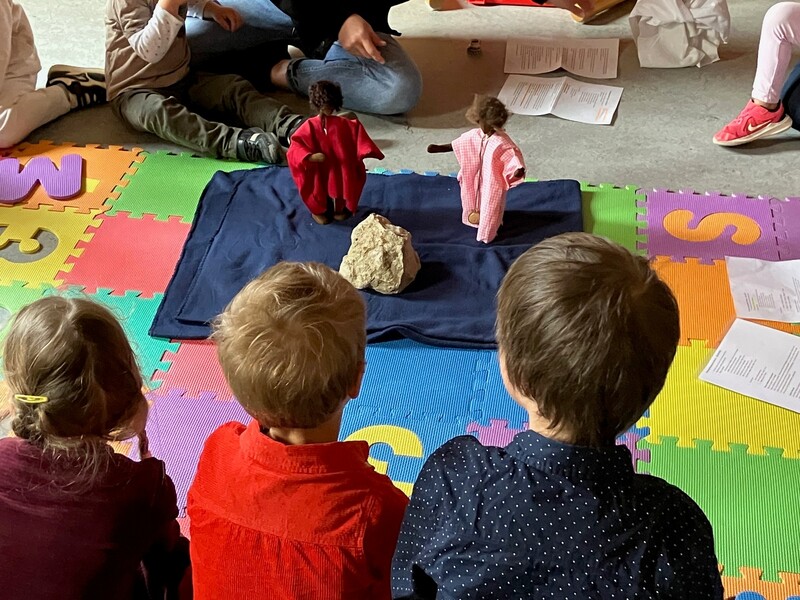 Kinder im Kindergottesdienst mit Oster-Puppenspiel