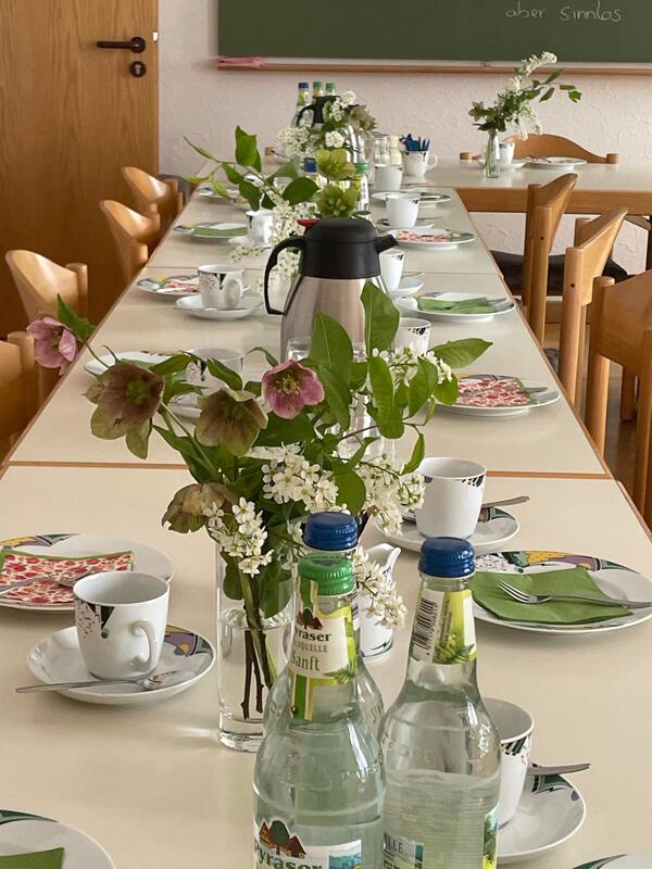 Tischdekoration mit Blumen des Seniorennachmittags