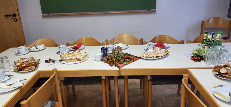 Foto: Ruth Burmann gedeckte Tische mit Gebäck