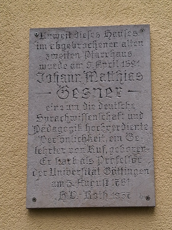 Tafel mit Inschrift zu Johann Matthias Gesner am Pfarramt in Roth